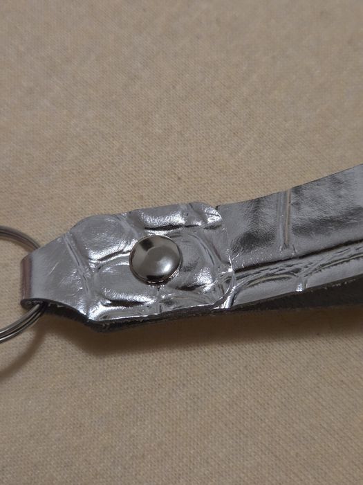Breloc nou, din piele naturală argintie, 97 x 18 mm