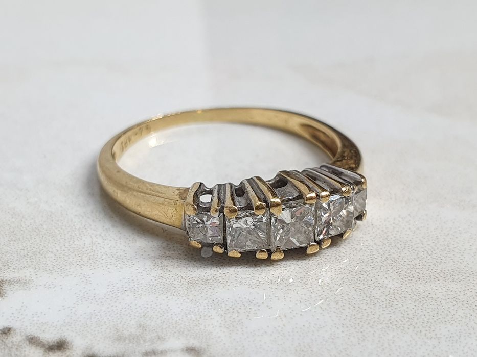 Inel din aur de 18K cu 5 diamante naturale mărimea 56, gramaj 3,19 g