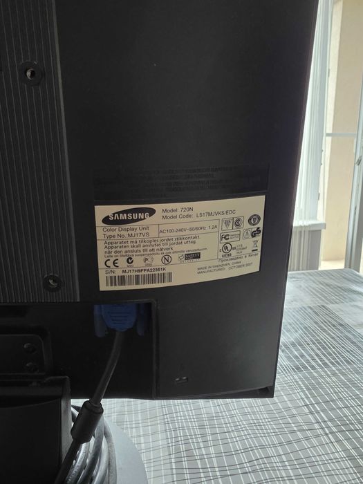 17-инчов LCD компютърен монитор Samsung SyncMaster 720N.