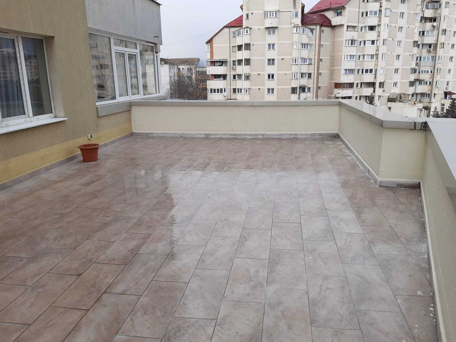 Inchiriez apartament 3 camere spatios, renovat+mobilat, terasa imensa