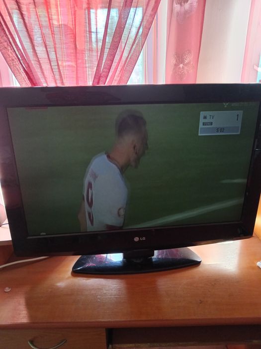Vând tv marca L G diagonala 82 cm