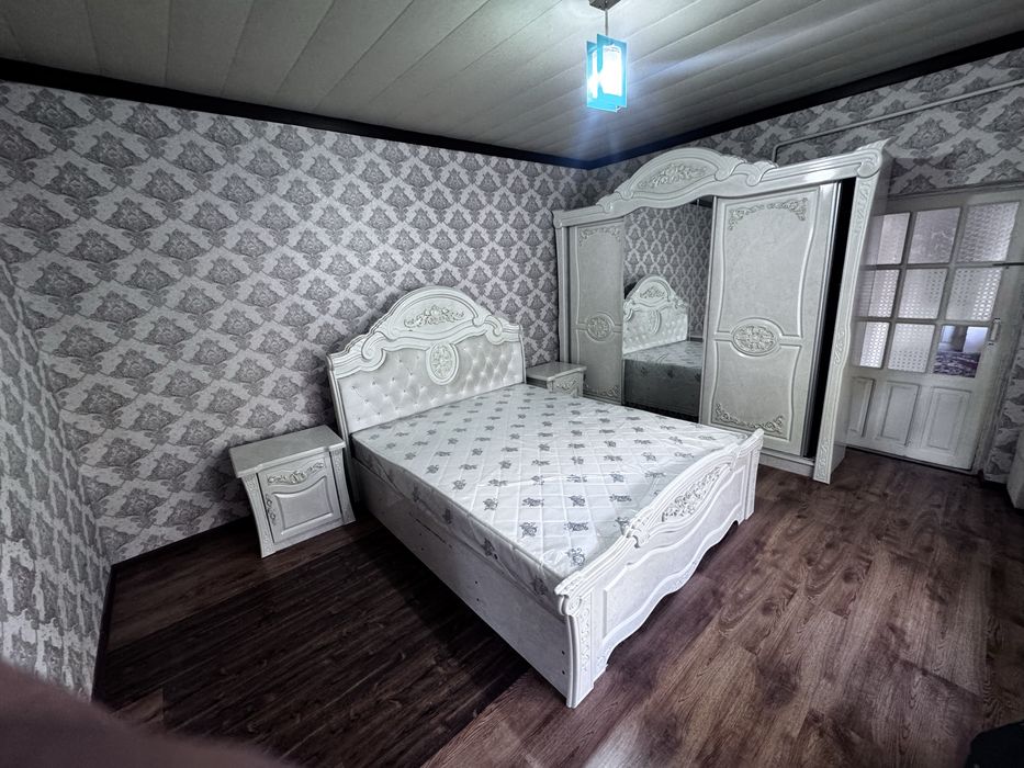 Спальний гарнитур сотилади