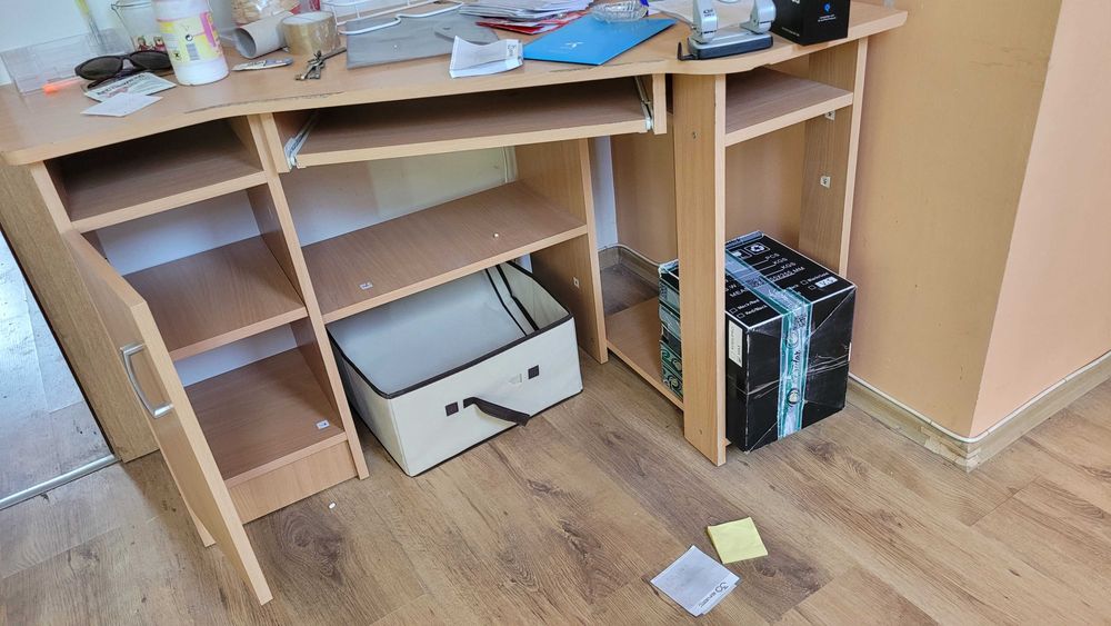 Продавам използвано бюро