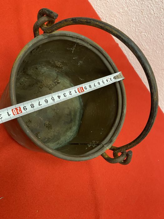 Медно котле кашпа за цветя