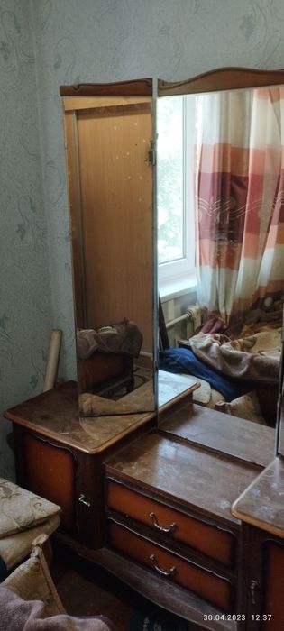 Продаётся трюмо, кравать и две тумбочки