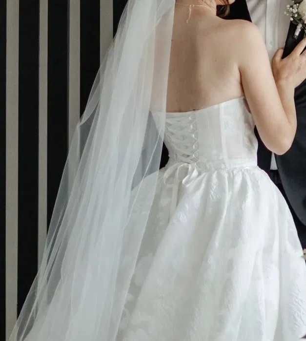 Rochie de mireasa cu cerc inclus