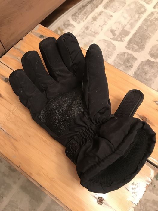 Продаётся мужской, горно- лыжный шлем и перчатка