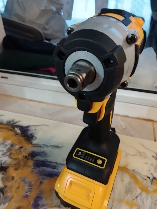 Impact pentru înșurubat DeWalt DCF 922 cu o baterie de 6A NOU