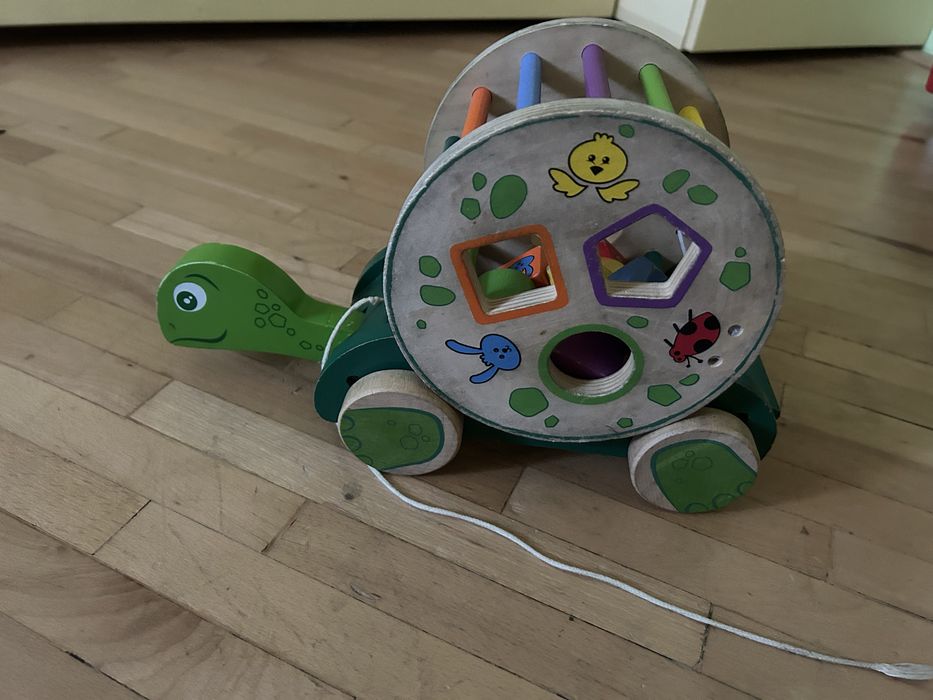 Дървена играчка костенурка с въже за дърпане и сортер с всички форми