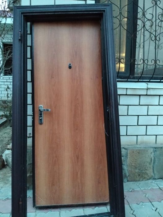 Железный дверь в хорошем состоянии.