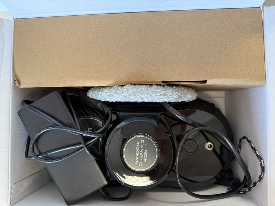 Робот за почистване на плоски повърхности Aquamenti