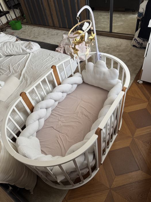 Детская кроватка-люлька с мобилью и мягкими бортиками