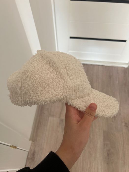 Кепка ақ түсті..