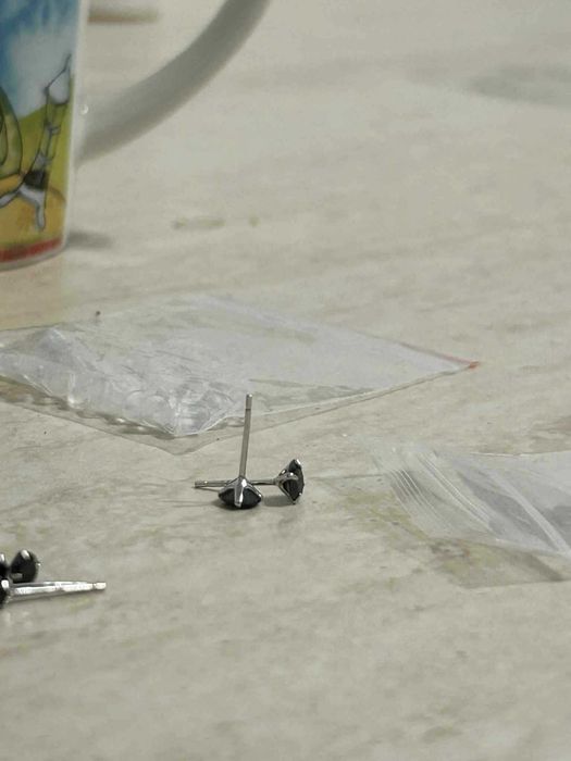 Обеци масивно сребро и черен камък цирконий   с винт !