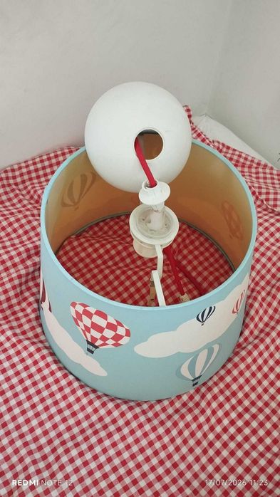 Lustra albastru deschis pentru camera copii, cu balonase