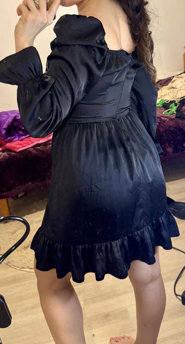 Дешево стильное атласное платье средней плотности