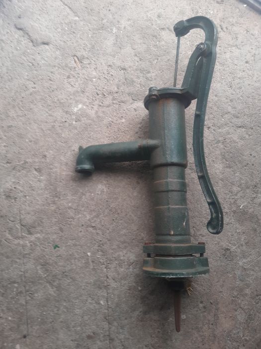 Vând pompa manuală de apă