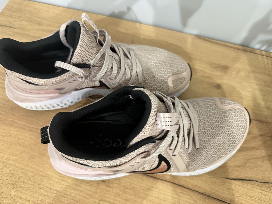 Nike legend react 2