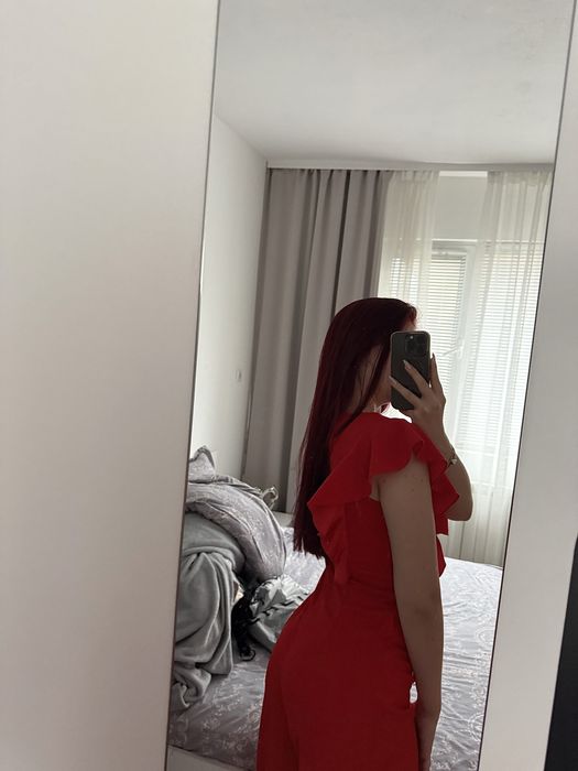 Червен гащеризон