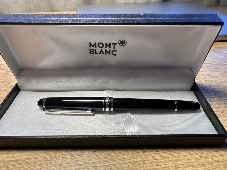 Stilou Mont Blanc negru cu argintiu, cerneala/rezerva