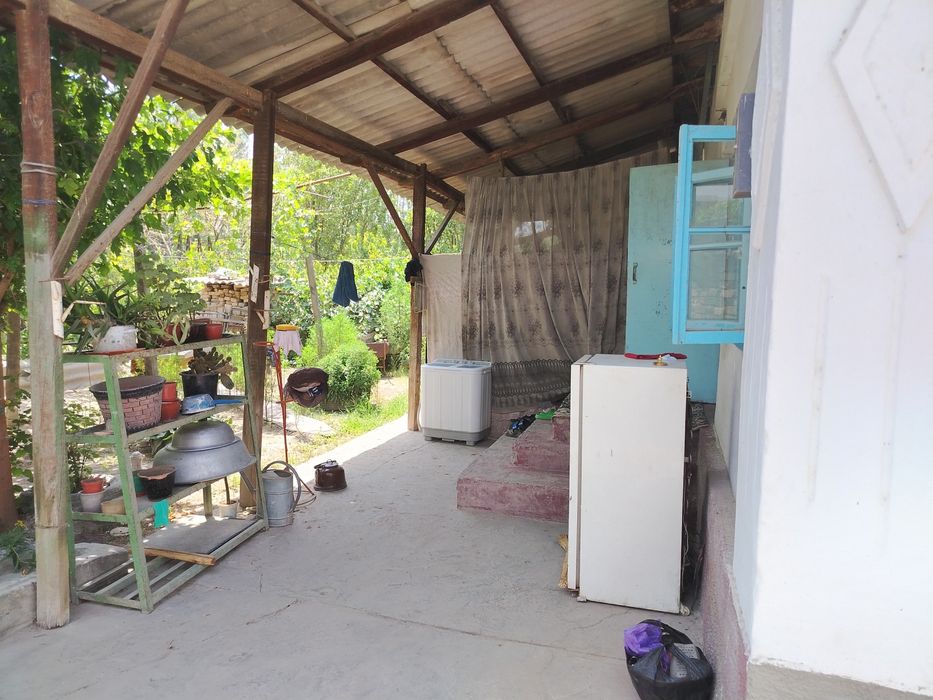 Уй сотилади 5 ҳона, ошҳона байни уй ичида, паравой атапления килинган.