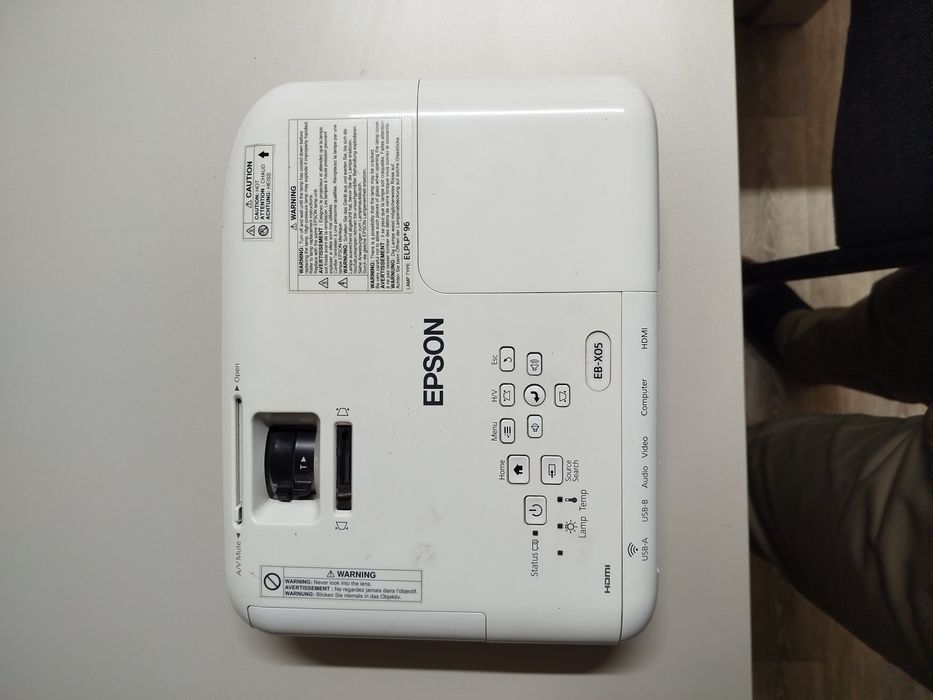 Epson EB x05 sotiladi holati yaxshi