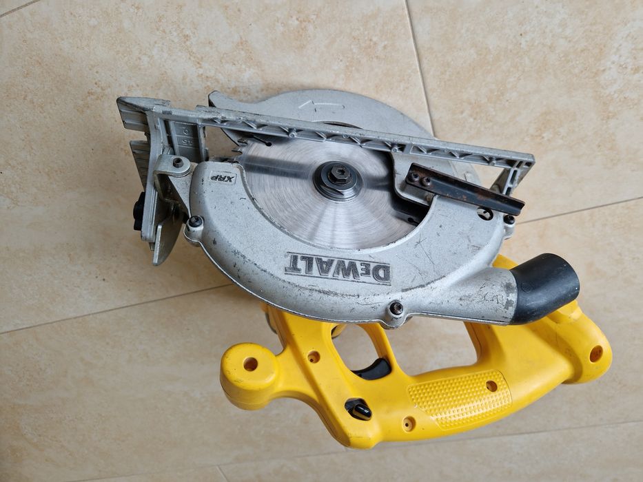 Dewalt DC 390 - circular de mana 18V