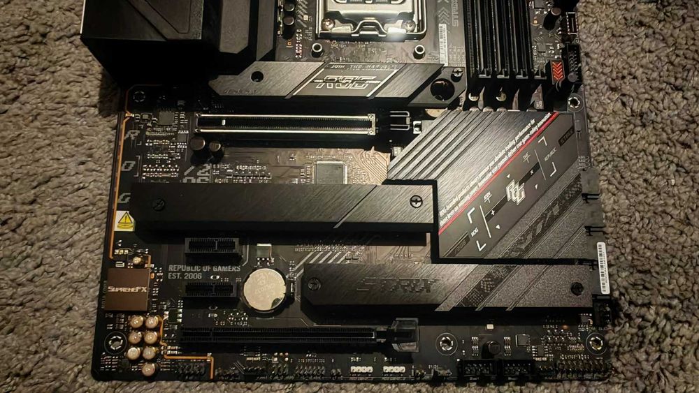 ASUS ROG Strix B650E-F Gaming WiFi + RYZEN 5 9600X 6-Core