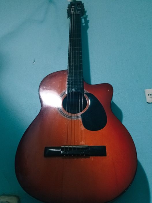 Akustik gitara xolati yaxshi