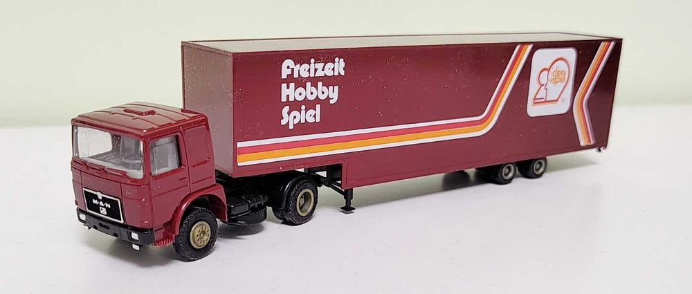 Macheta scara 1:87 camion MAN F8 semiremorca lowliner HERPA diorama H0