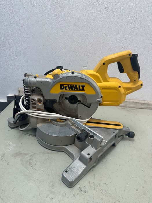 Fierastrau circular stationar DeWALT DWS777 – 1800W – disc 216 mm
