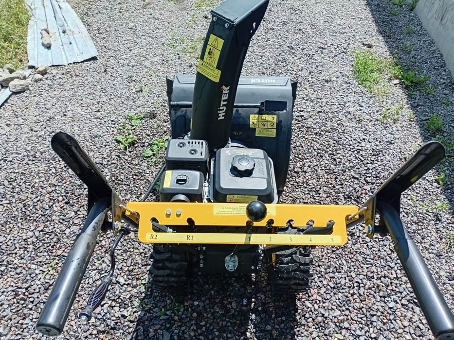 Продам снегоуборочную машину