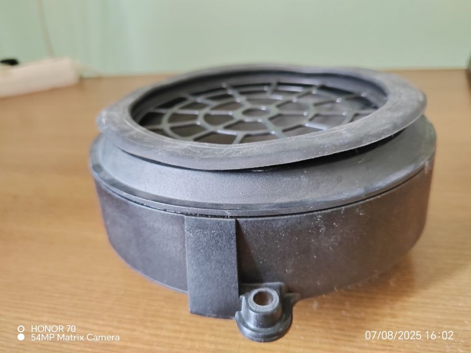 Vând boxa pentru Mercedes c200 w203