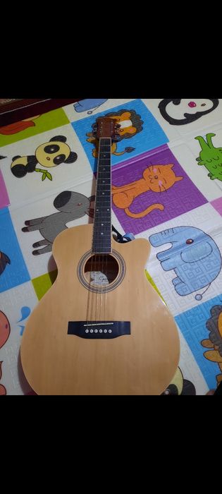 Gitara yangidek olgan odam mazza qilib ishlatadi