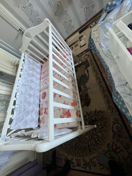 Детская кровать с полочкой