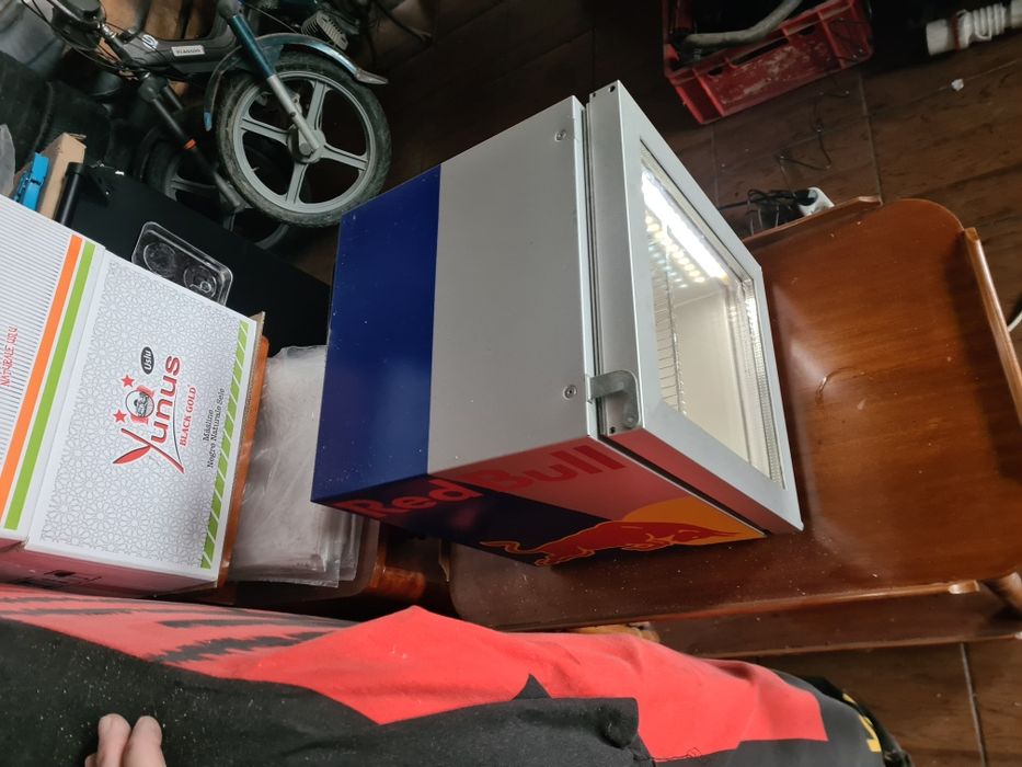 Minifrigider redbull ,raft lays