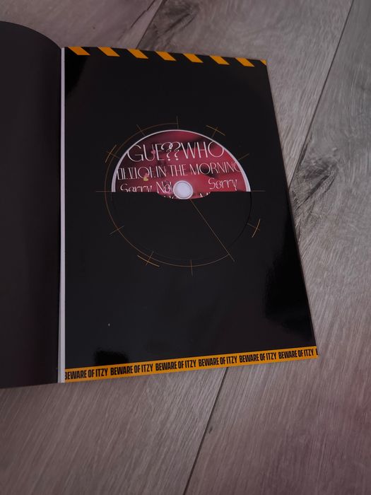 Kpop албум itzy guess who