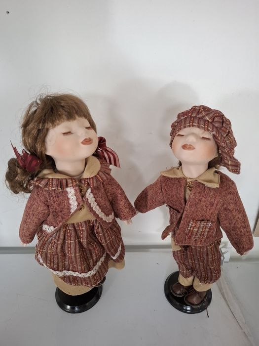 Красиви Порцеланови Кукли със стойки и кутии 40см