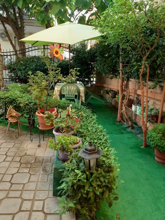 Сграда с три самостоятелни апартамента