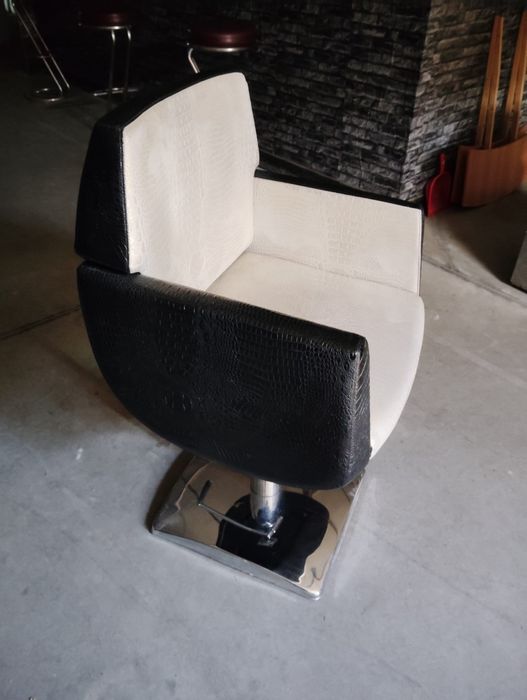 Scaun coafor alb cu negru