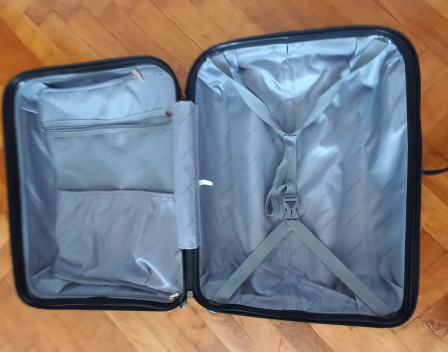 Troler standard Sagrada Catalana, 55x36x22 cm din polipropilenă, 4 roti 360°, TSA, maner telescopic, negru