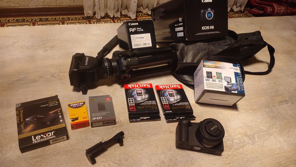 Фото Видео аппарат CANON EOS R 8
