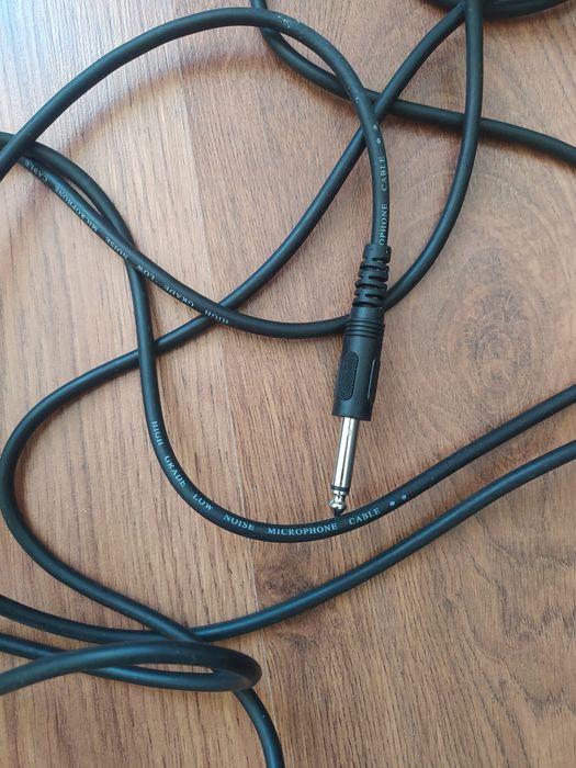 Микрофон б/у , черного цвета, в рабочем состоянии.