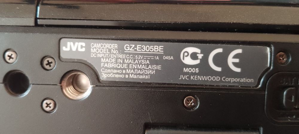 Видеокамера JVC ва штатив YUNTENG сотилади