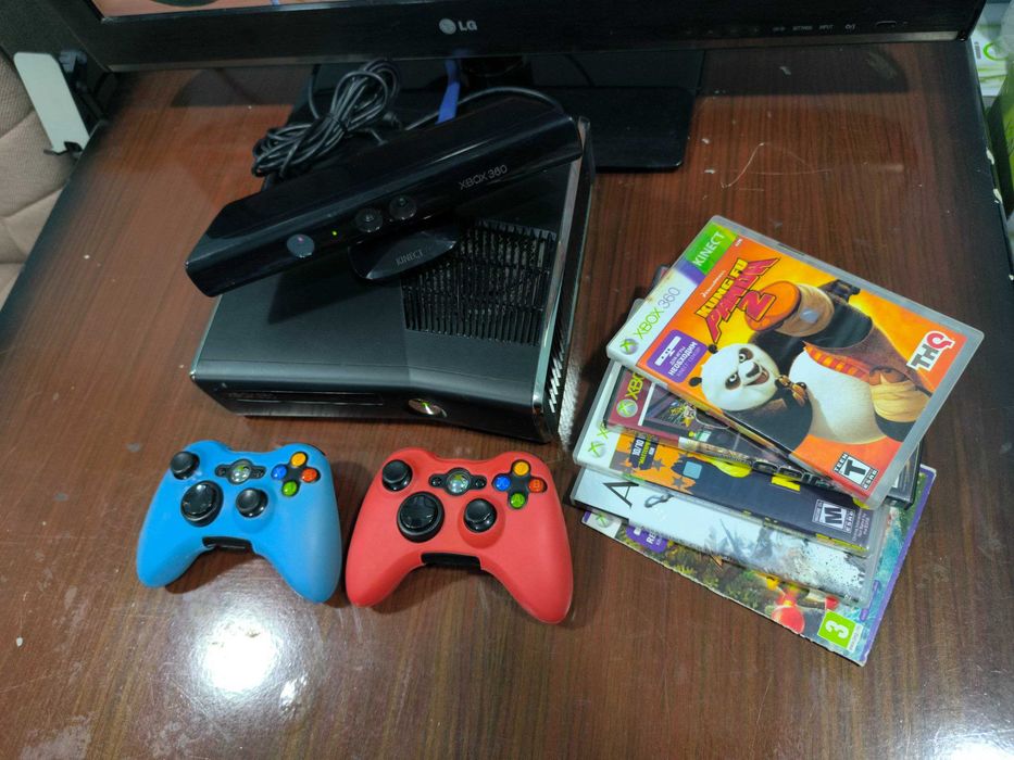 XBox 360S Model 1439 б/у. Все отлично работает!