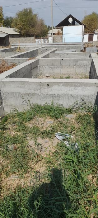 Uchastka, 7,5 sotix sotiladi, 3-4 xonali domga almashiladi kelishiladi