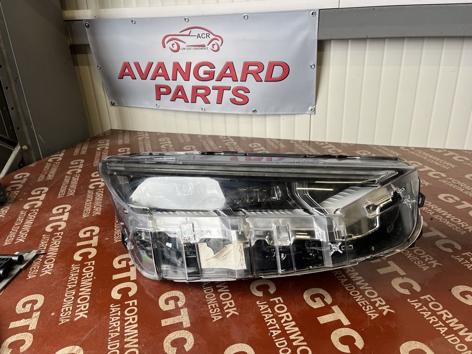 3 броя десен и 1 брой ляв фар Ford Mustang E-Mach 2021-