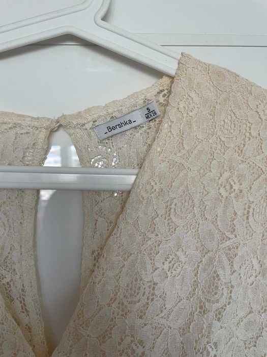 Бяла дантелена рокля Bershka