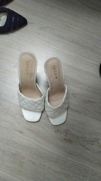 Продавам дамски чехли  висок ток