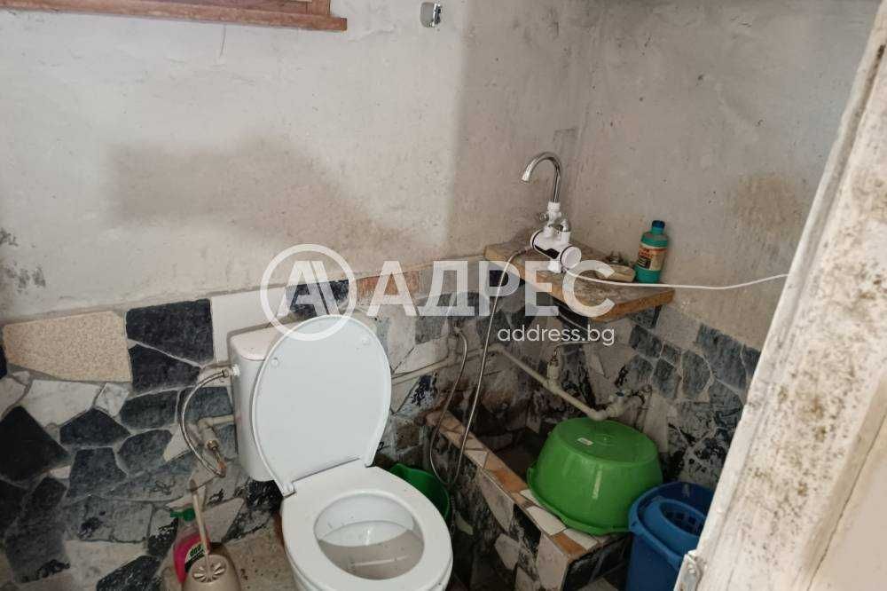 Къща в централната част на с. Топчии